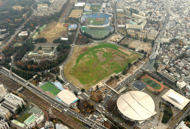 更地となった新国立競技場建設予定地(中央)と神宮球場(中央奥)=東京都新宿区で2015年12月21日、徳野仁子撮影