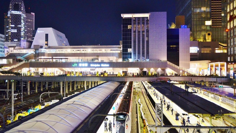 代々木駅側から見たバスタ新宿=2016年4月15日、田中学撮影