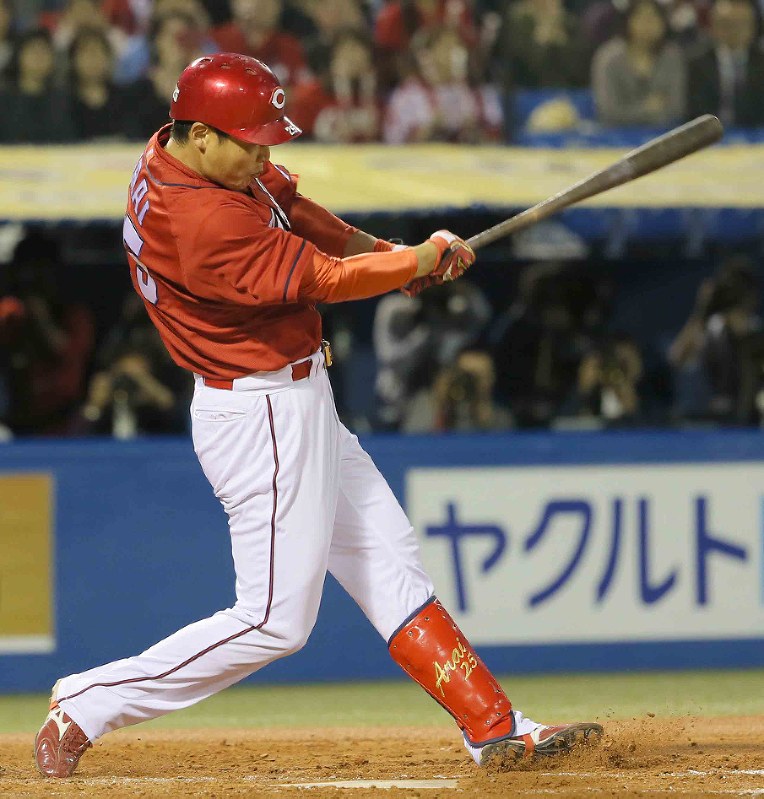 プロ野球：広島・新井が通算2000安打達成 [写真特集3/16] | 毎日新聞