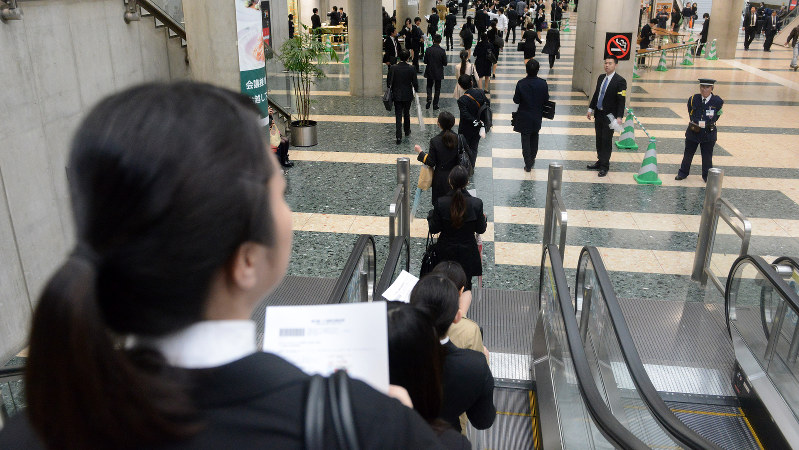 さあ、気合いだ。気を引き締めて合同会社説明会会場に向かう学生=竹内紀臣撮影