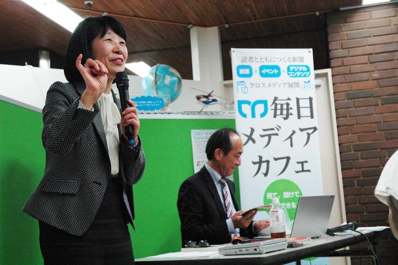 人生の終末について語る、長江曜子教授(左)と滝野隆浩編集委員=「毎日メディアカフェ」で