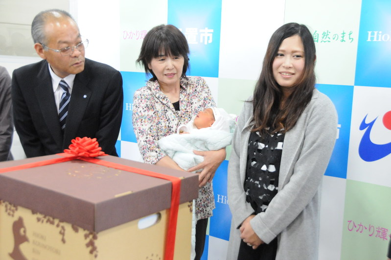 「コウノトリ便」を贈られた下茂さん(右)