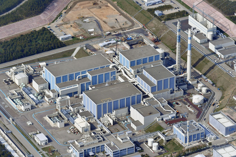 北陸電力志賀原発。手前から1号機、2号機=石川県志賀町で2016年4月26日午後3時12分、本社ヘリから小関勉撮影