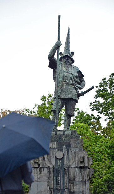 熊本地震：清正公の銅像、やり折れる…熊本の菩提寺 | 毎日新聞