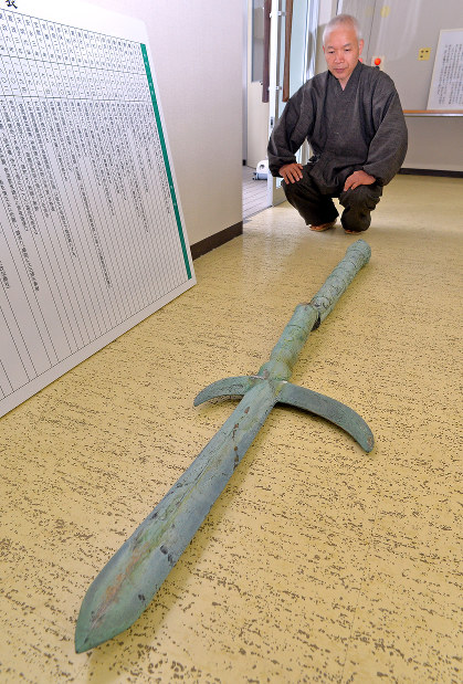 熊本地震：清正公の銅像、やり折れる…熊本の菩提寺 | 毎日新聞