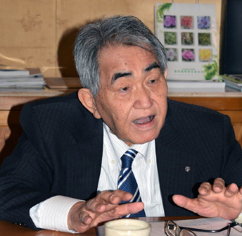 毎日新聞のインタビューに答える佐賀県玄海町の岸本英雄町長=佐賀県玄海町で2016年4月21日、原田哲郎撮影