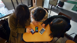 スマートフォンを使う高校生