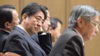参議院・財政金融委員会で質問を聞く安倍晋三首相。右は黒田東彦日銀総裁＝２０１６年３月２４日、藤井太郎撮影