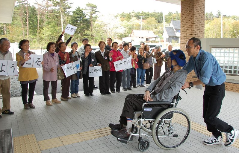 5年ぶりに福島に帰還し、町民らの歓迎を受ける光洋愛成園の入所者=福島県広野町で2016年4月27日、乾達撮影