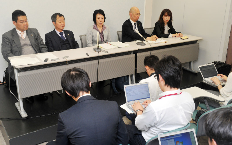 朴龍晧さんの再審初公判閉廷後に開かれた弁護団の記者会見=大阪市北区で2016年4月28日午後3時55分、森園道子撮影
