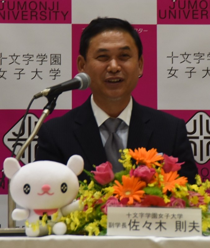 なでしこジャパンの高倉新監督にエールを送った佐々木前監督=東京都内で2016年4月28日、鈴木英世撮影