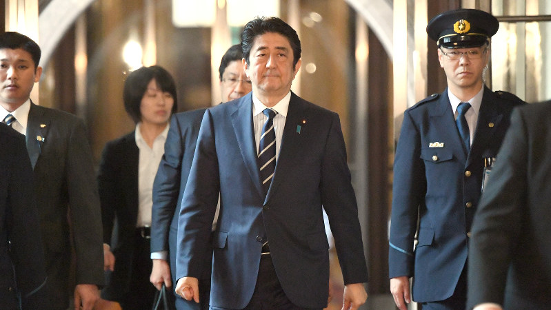 自民党役員会に臨む安倍晋三首相(中央)=2016年4月25日、藤井太郎撮影