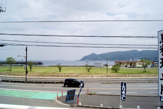 店舗の前には海が広がり、夏はここから花火大会も楽しめる