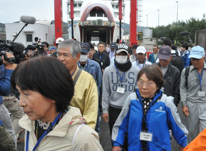 原発事故の広域避難を想定した訓練で、大分市の港に着いたフェリーから下りる愛媛県伊方町の住民ら=2015年11月