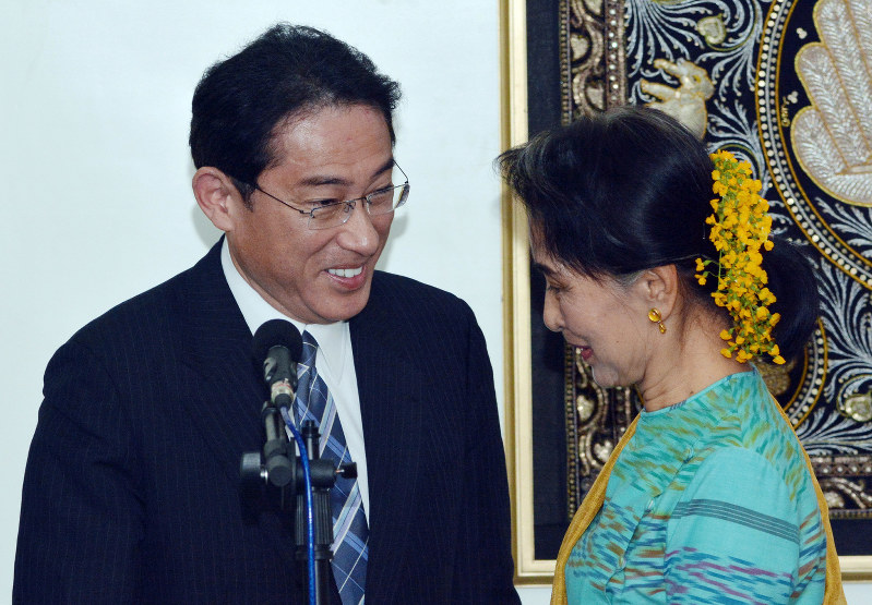 共同会見で笑顔を交わす岸田文雄外相(左)とミャンマーのアウンサンスーチー国家顧問兼外相=ネピドーで3日、AP