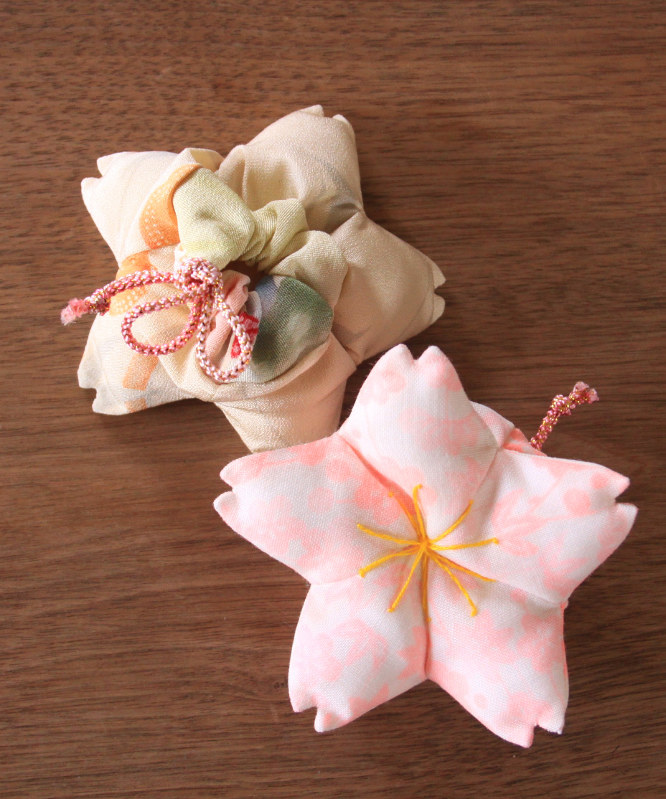東北の被災女性たちが手縫いで作った「ねがい桜」。左上が「花」の裏側で、ひもを解いて手紙を忍ばせる