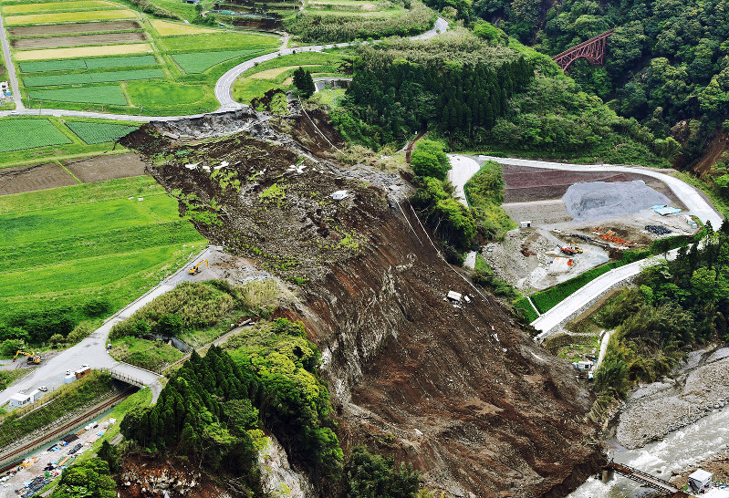 斜面の崩落で寸断された南阿蘇鉄道=熊本県南阿蘇村で2016年4月29日、本社ヘリから須賀川理撮影