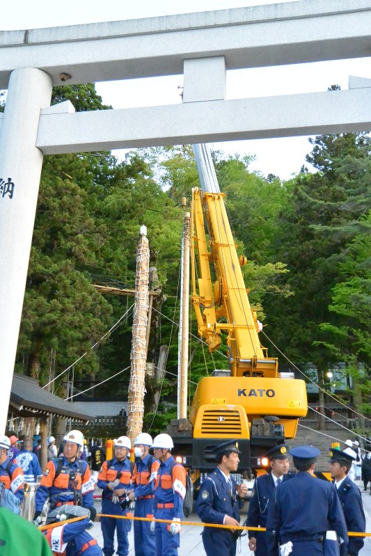 落下事故があった「本宮一」の御柱=長野県諏訪市中洲神宮寺の諏訪大社上社本宮で2016年5月5日午後6時18分、宮坂一則撮影