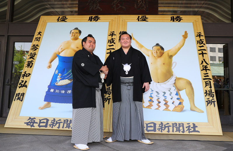 大相撲：琴奨菊に優勝額 両国国技館、白鵬と並び [写真特集1/11