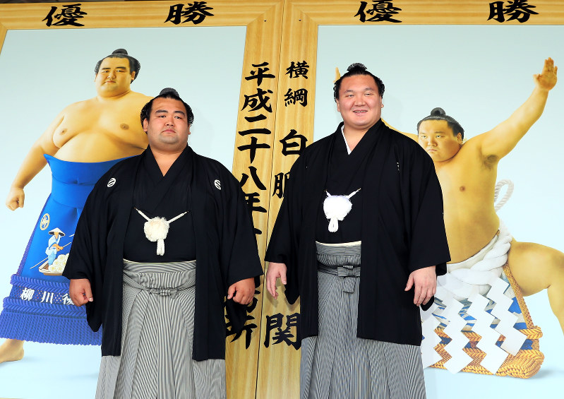 大相撲：琴奨菊に優勝額 両国国技館、白鵬と並び [写真特集3/11