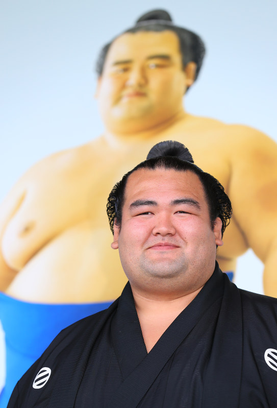 大相撲：琴奨菊に優勝額 両国国技館、白鵬と並び [写真特集3/11