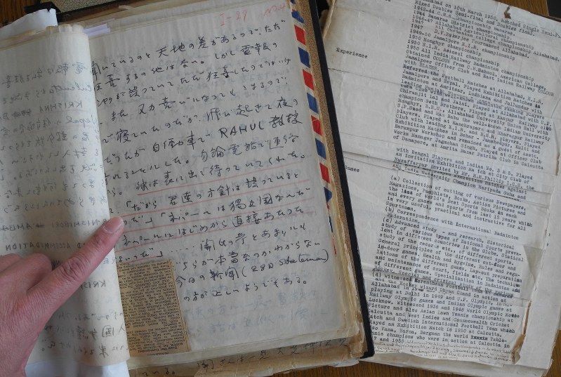 マナスル登山の許可取得を巡る経緯を生々しくつづった西堀書簡。京都の今西錦司にあてたものや、ネパール政府要人とのやりとりもある(京都大学学士山岳会所蔵)=2016年4月11日午後3時31分、榊原雅晴撮影