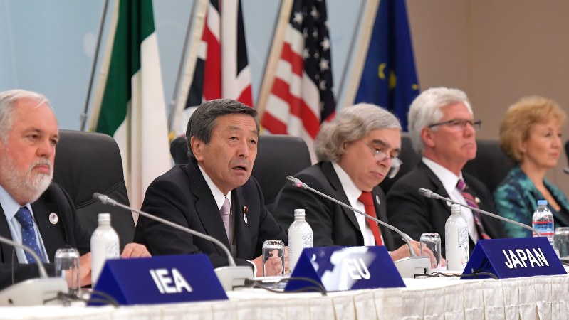 G7エネルギー相会合終了後の記者会見=北九州市小倉北区で2016年5月2日、和田大典撮影