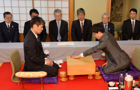 第62期本因坊戦記念　本因坊高尾氏、挑戦者九段依田氏対戦　書道扇子 専用ケース付 尾道市囲碁のまちづくり推進協議会 - グッズ・商品