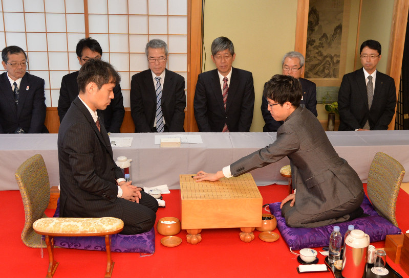 本因坊戦：高尾、意表の下ツケ 第1局 | 毎日新聞