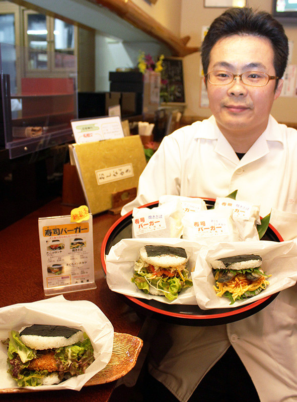 「寿司バーガー」と、開発した料理長の吉田卓司さん=兵庫県明石市中朝霧丘の「大阪屋」で、駒崎秀樹撮影