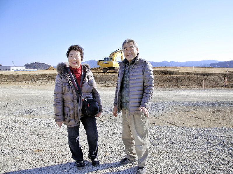 須田利子さん(左)と義弟の三千男さん