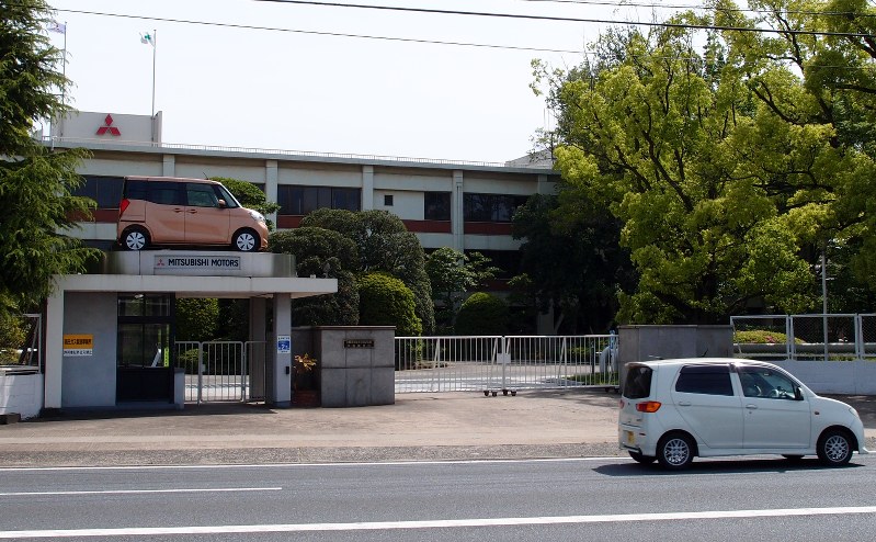 約1300人が自宅待機となっている三菱自動車・水島製作所の正門=岡山県倉敷市で2016年5月5日、土屋渓撮影