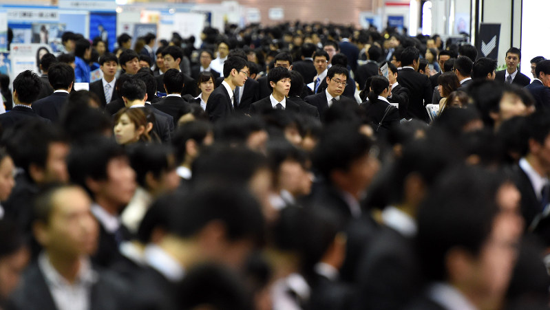 学生たちで混雑する合同会社説明会の会場=竹内紀臣撮影