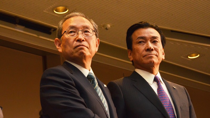 東芝の綱川智・次期社長(左)と志賀重範・次期会長=2016年5月6日、今沢真撮影