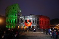 ローマ：光で浮かぶコロッセオ 日伊国交樹立150周年 [写真特集1/5