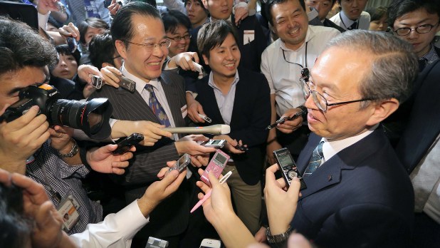 記者会見後、報道陣に囲まれる東芝の綱川智・次期社長=2016年5月6日、宮武祐希撮影