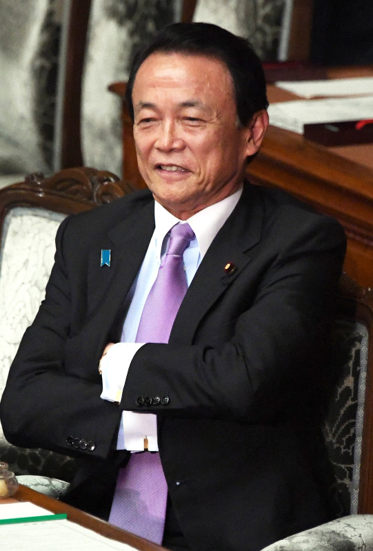 麻生太郎財務相=国会内で2016年5月12日午後1時、藤井太郎撮影