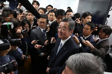 決算を発表する記者会見を終え、報道陣に囲まれるシャープの高橋興三社長（中央）＝東京都港区で２０１６年５月１２日午後４時１７分、小出洋平撮影