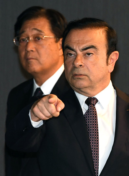 記者会見に臨み自席を確認する日産のカルロス・ゴーン社長（手前）と三菱自動車の益子修会長＝横浜市神奈川区で２０１６年５月１２日、徳野仁子撮影