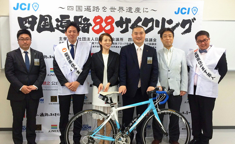 市民らが自転車のリレー形式で霊場を巡る「四国遍路88サイクリング」の開催を発表する関係者ら=高松市幸町の香川大で2016年5月13日、伊藤遥撮影