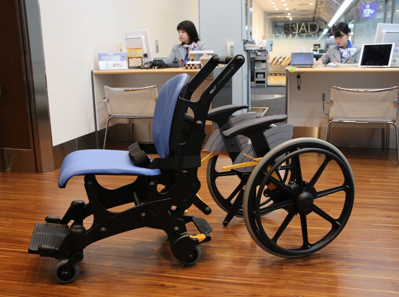 ANAが導入した樹脂製の車いす。金属探知機に反応しないようになっているだけでなく、機内にスムーズに入れるように22インチの車輪が脱着できるようになっている=東京都大田区の羽田空港で、米田堅持撮影