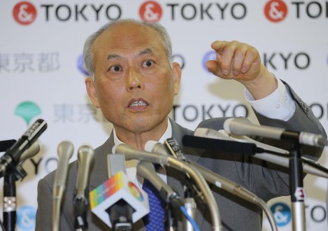 定例記者会見で、質問のために挙手する記者を指さす舛添要一・東京都知事＝東京都新宿区で２０１６年５月１３日午後２時３４分、宮武祐希撮影