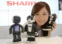 ロボホン：二足歩行で「愛着持てる小ささ」 開発者インタビュー [写真