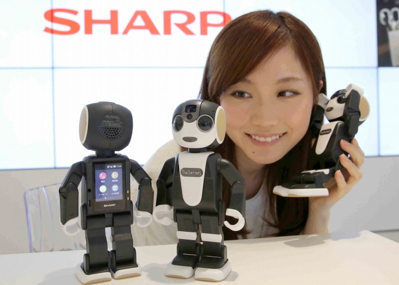 ロボホン：二足歩行で「愛着持てる小ささ」 開発者インタビュー [写真
