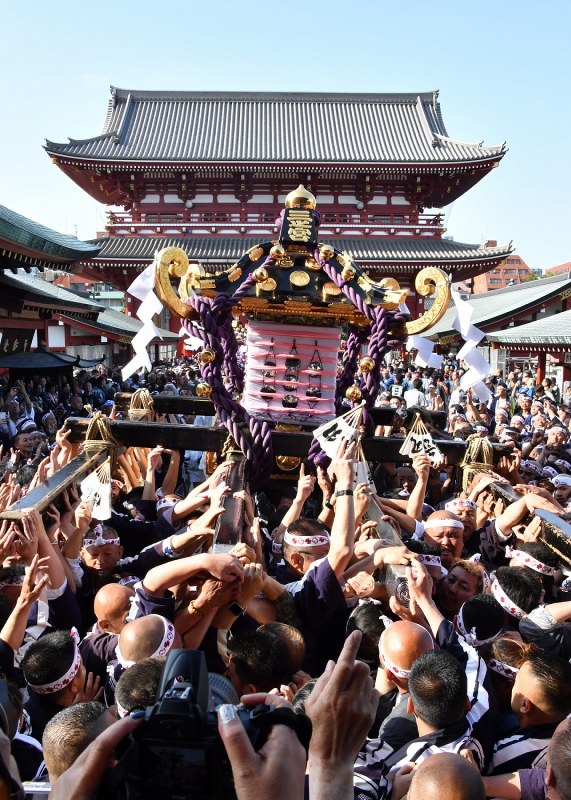 三社祭：「宮出し」威勢良く 東京・浅草神社 [写真特集6/7] | 毎日新聞
