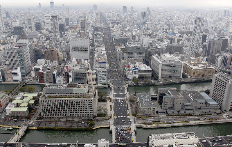 大阪市役所(左)と御堂筋=大阪市北区で2012年、本社ヘリから三村政司撮影