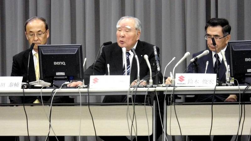決算会見に臨むスズキの鈴木修会長(中央)ら=2016年5月10日、永井隆撮影