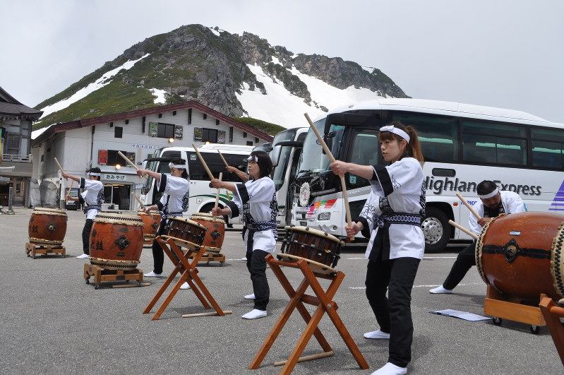 乗鞍岳の山開きを祝い、乗鞍連峰太鼓が披露された=高山市で