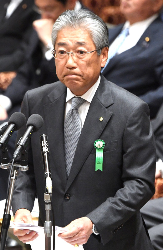 衆院予算委員会に参考人として出席し、民進・玉木雄一郎氏の質問への答弁に立つ竹田恒和JOC会長=国会内で2016年5月16日、藤井太郎撮影