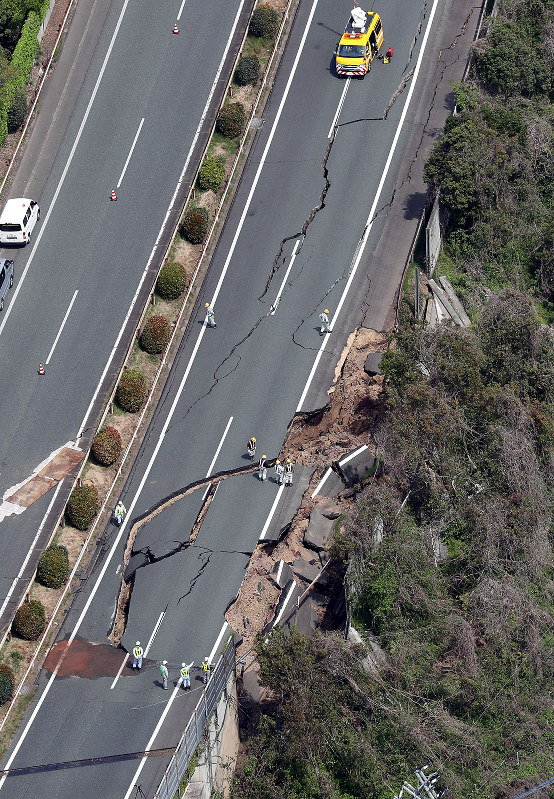 熊本地震 緊急道寸断５０カ所 耐震基準設定なく 毎日新聞